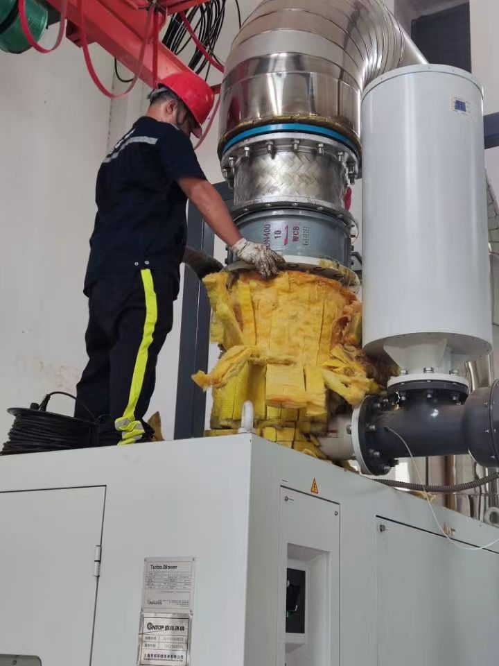 湘湖厂区职工正在给鼓风机更换止回阀，保障好氧池正常曝气充氧。.jpg