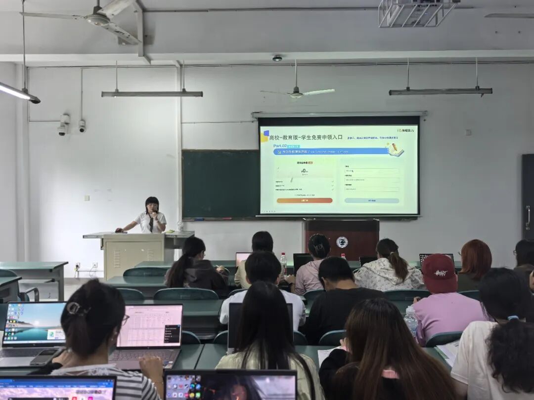 135编辑器政企高校新媒体培训师李玉梅在课堂上讲授公众号运营方法