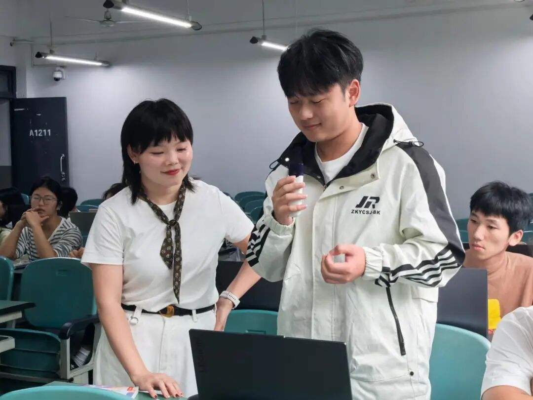 135编辑器培训师李玉梅与学生互动交流并解答账号运营问题