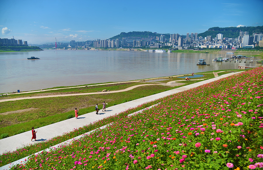 万州长江边打造的休闲步道成为新的美丽风景线。万州区融媒体中心供图.jpg