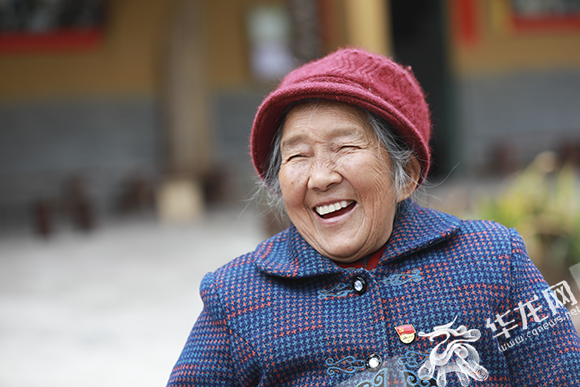 3、89岁的马培清老人一提起家乡的变化就乐开了花。华龙网-新重庆客户端 首席记者 李文科 摄.jpg