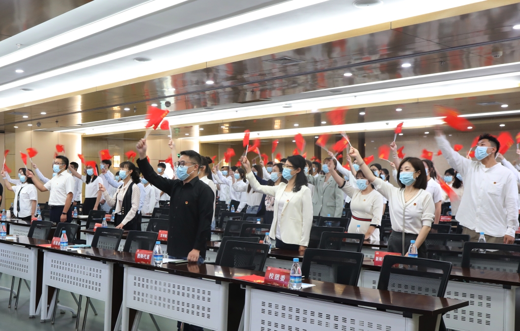 重庆师范大学师生收看大会直播，大家情绪高涨，反响热烈。受访单位供图.jpg