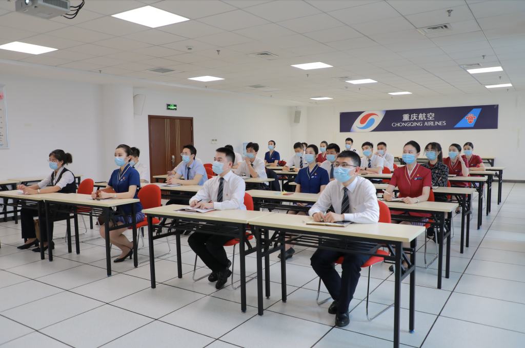 重庆航空公司组织团员青年收听收看大会直播，聆听重要讲话。受访单位供图.png