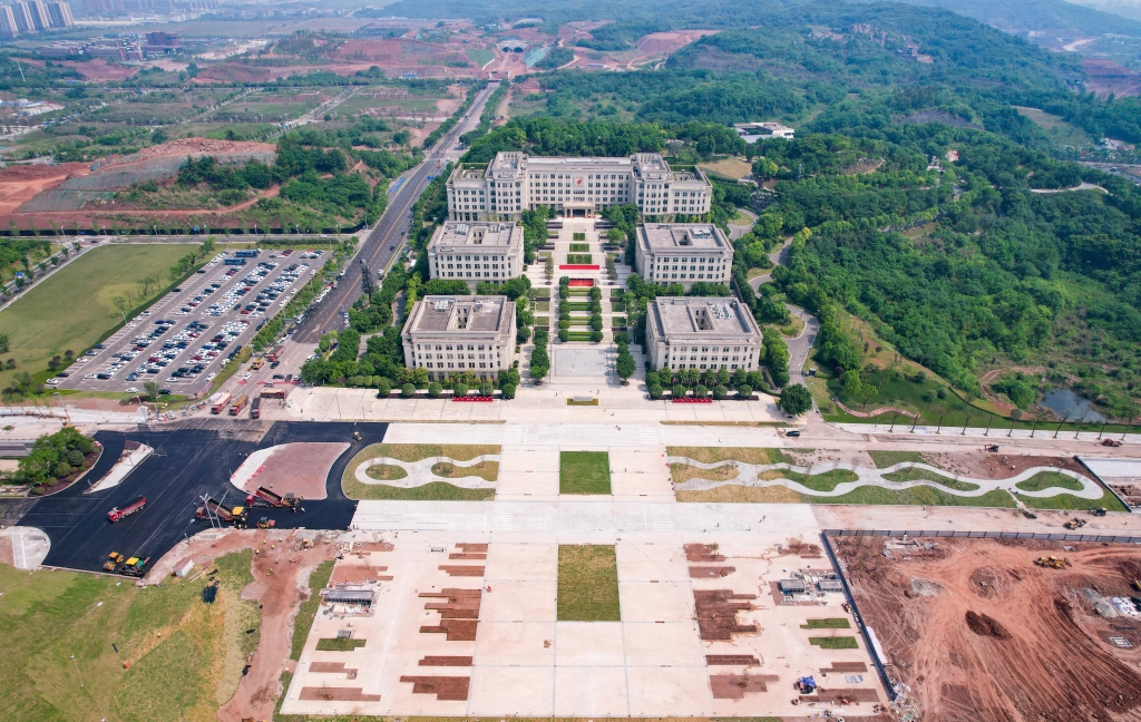 西部（重庆）科学城，白鹭公园项目一期建设工地上，一派热火朝天各种工程器械传出阵阵引擎轰鸣声。该项目的城市广场铺装接近尾声，即将亮相。通讯员 雷键 摄.jpg