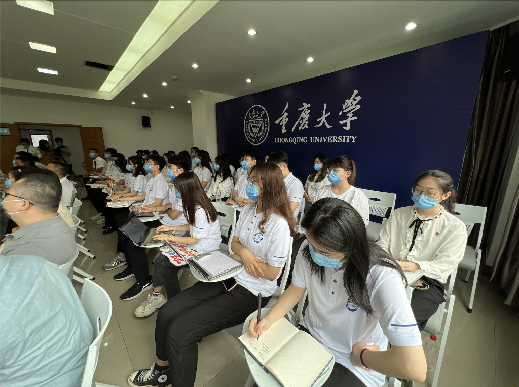 重庆大学师生收看庆祝中国共产主义青年团成立100周年大会直播。受访单位供图.png