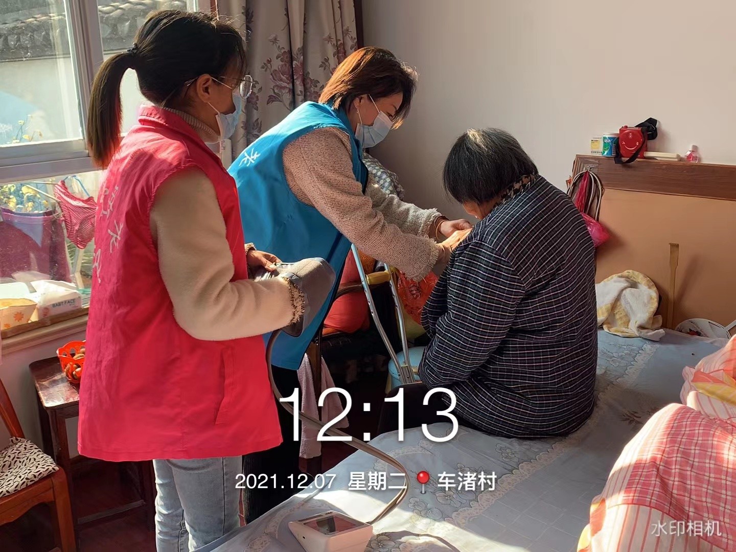 12月7日，吾爱吾老居家养老照料中心工作人员及渚山村志愿者一起走访慰问了辖区重度残疾人，给残疾人测量血压，询问他们近期身体状况，陪他们聊天，为其送去温暖和关爱。.jpg