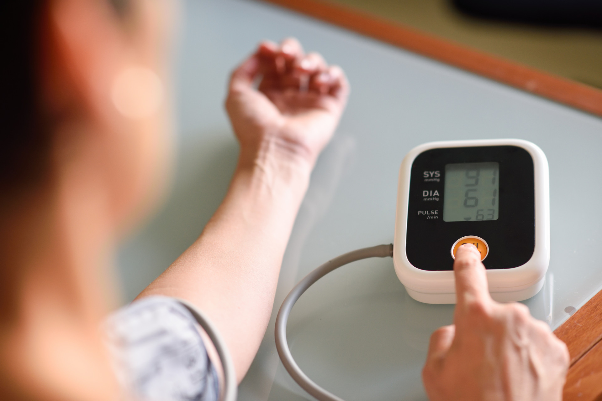 攝圖網_300018514_banner_在家里使用測量儀測量血壓（企業商用）.jpg