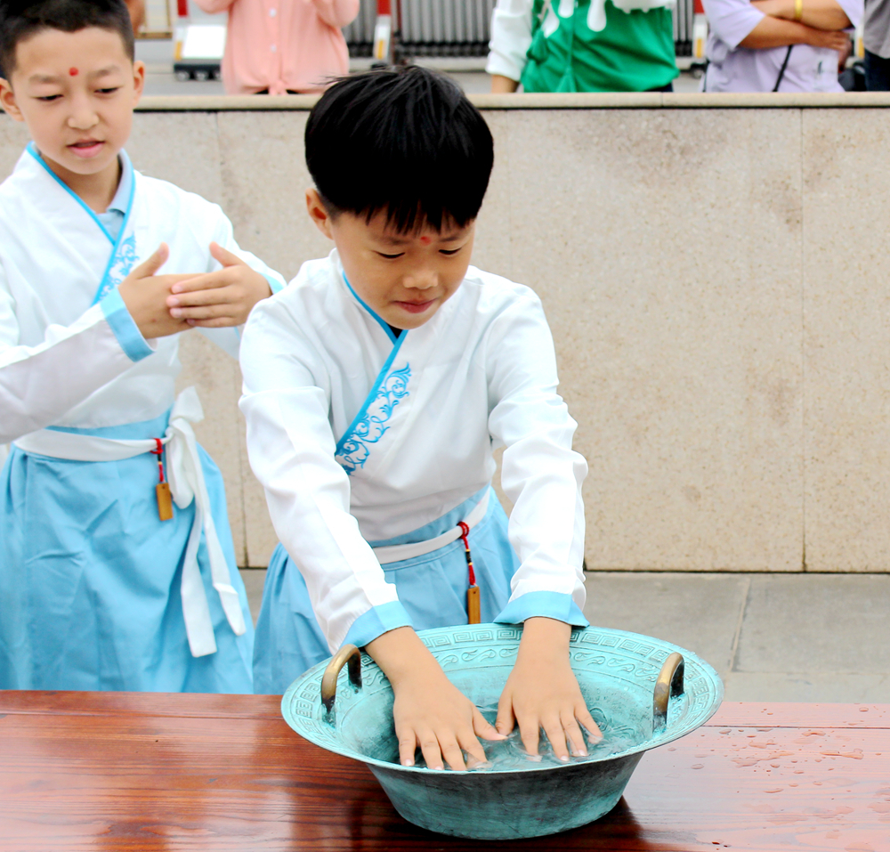 恰逢其“十” 献礼成长 ——知源学校小学部隆重举行幼学礼暨孔子诞辰2573周年纪念活动