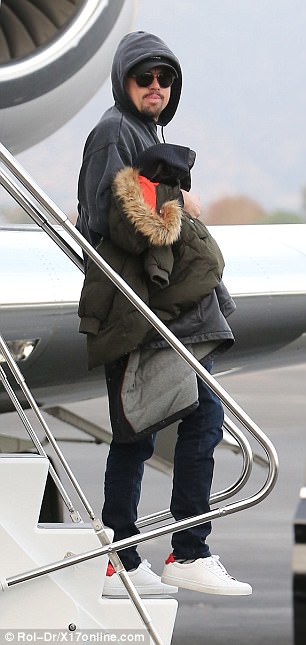 47B6478400000578-5232313-Come_fly_with_me_Leonardo_DiCaprio_was_seen_arriving_back_in_Los-a-21_1514998237619.jpeg