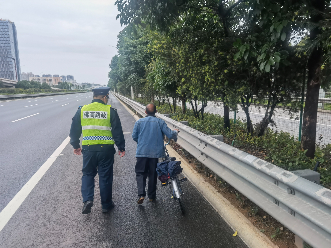 11.5月2日，在佛清從高速北行K116+800M，一名老人騎著自行車誤上高速，佛高人迅速護送老人離開高速路段，并耐心為其講解相關法律法規。.jpg