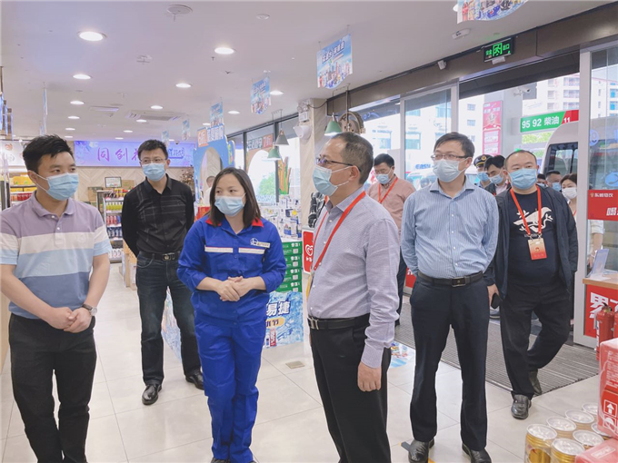 4察看加油站便利店内部.jpg