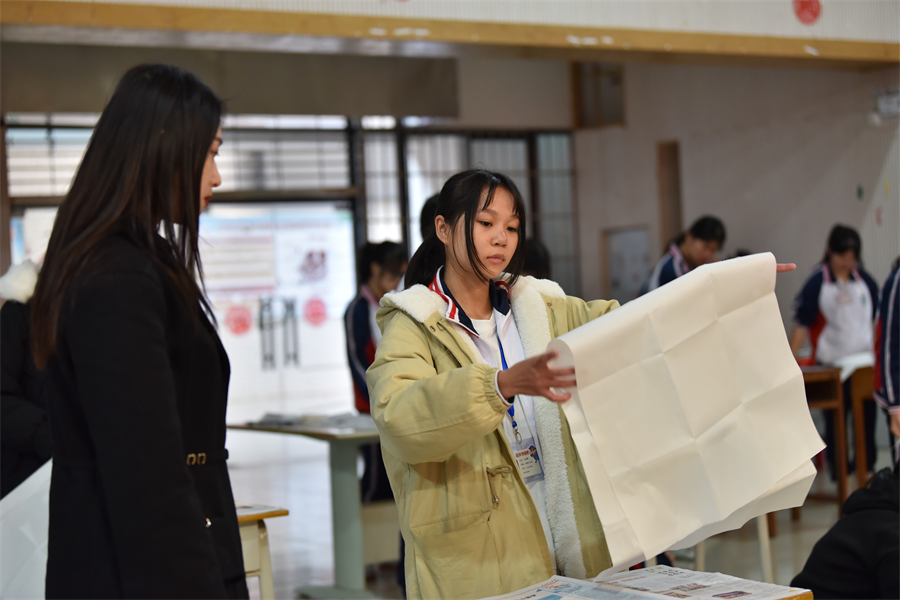 图（4）教师指导选手整理宣纸.png