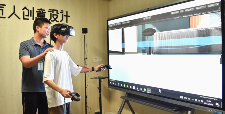 2苏玮老师指导学生VR项目训练。.JPG