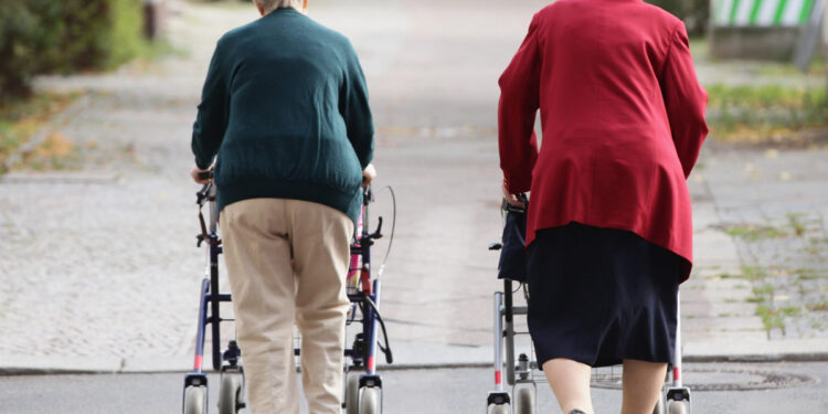 Italy-cuts-its-pension-budget-after-nearly-100000-elderly-people-750x375.jpg