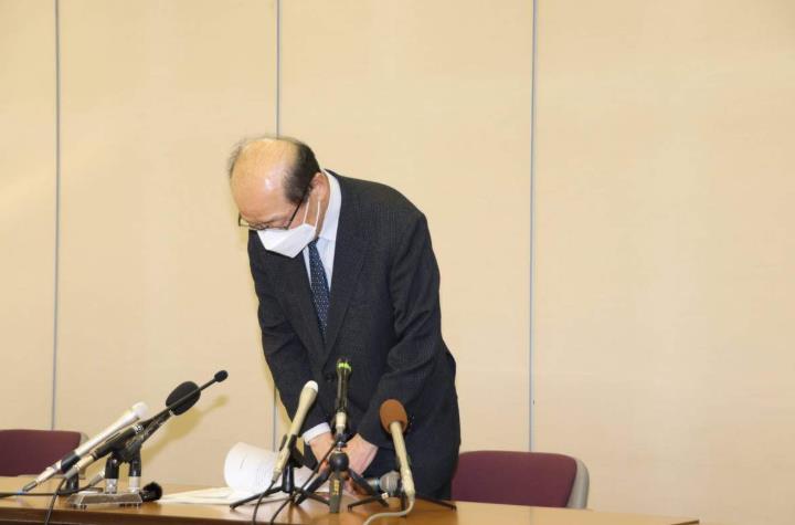 記者会見で謝罪する夜久均院長＝２月２８日、京都市上京区.jpg