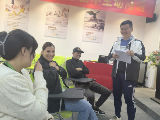 "Heart-warming translator" Helps Foreign Employees(图7)