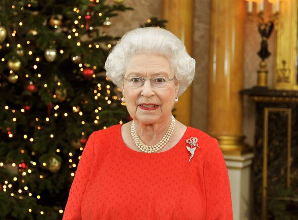 The-Queen-wearing-the-brooch-for-her-Christmas-Speech-in-2011-4003845.jpg
