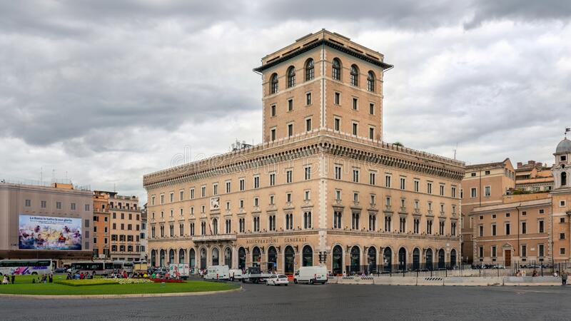 bâtiment-du-palazzo-venezia-situé-sur-la-place-de-venise-piazza-à-rome-italie-septembre-vue-au-184901761.jpg