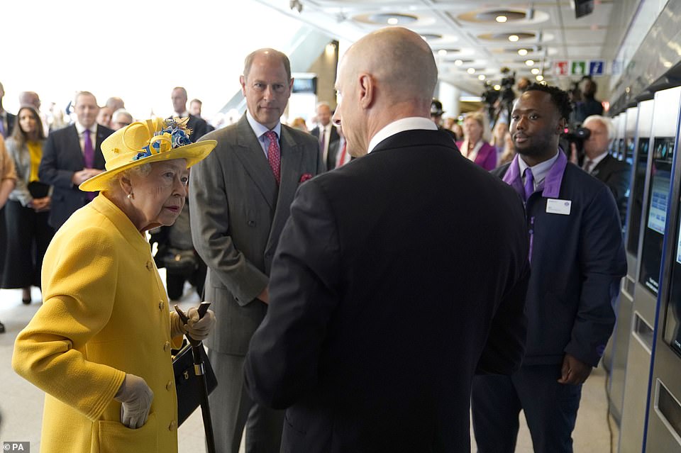 57918043-10824699-Queen_Elizabeth_and_the_Earl_of_Wessex_chatting_with_Transport_f-a-70_1652798999063.jpg