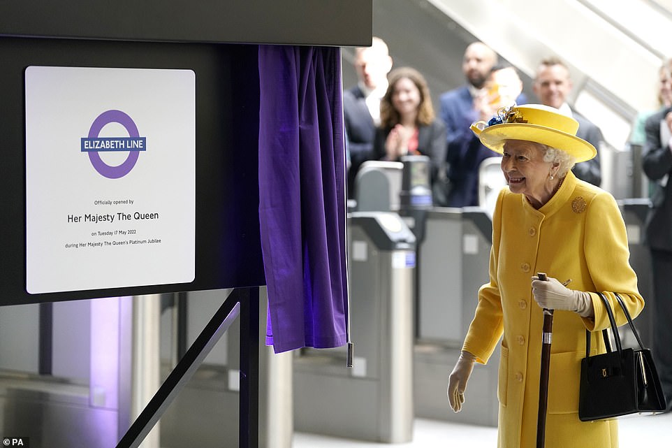 57918061-10824699-The_Queen_unveils_a_plaque_to_mark_the_Elizabeth_line_s_official-a-63_1652789974786.jpg