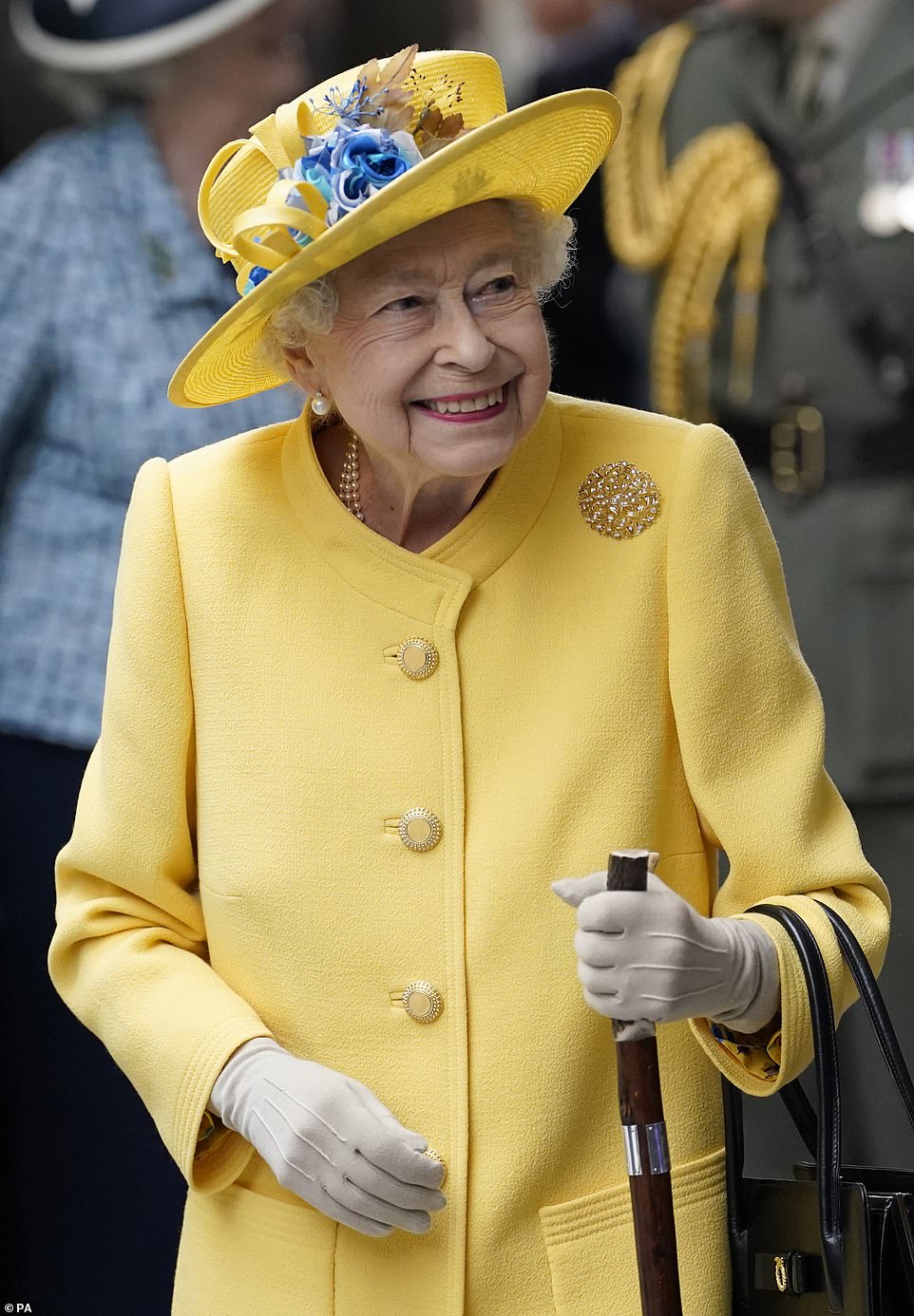 57916913-10824699-Queen_Elizabeth_II_at_Paddington_station_in_London_to_mark_the_c-a-50_1652789974652.jpg