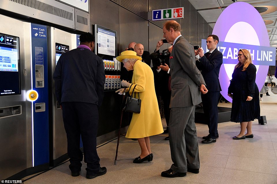 57918051-10824699-The_Queen_seen_taking_a_ceremonial_Oyster_card_from_a_ticket_mac-a-69_1652798999010.jpg
