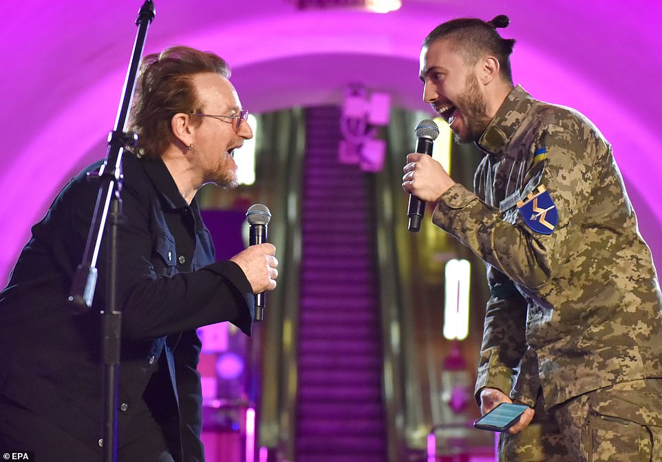 57552205-10794525-Bono_left_of_the_band_U2_performs_with_Ukrainian_singer_Taras_To-a-107_1652041185318.jpg