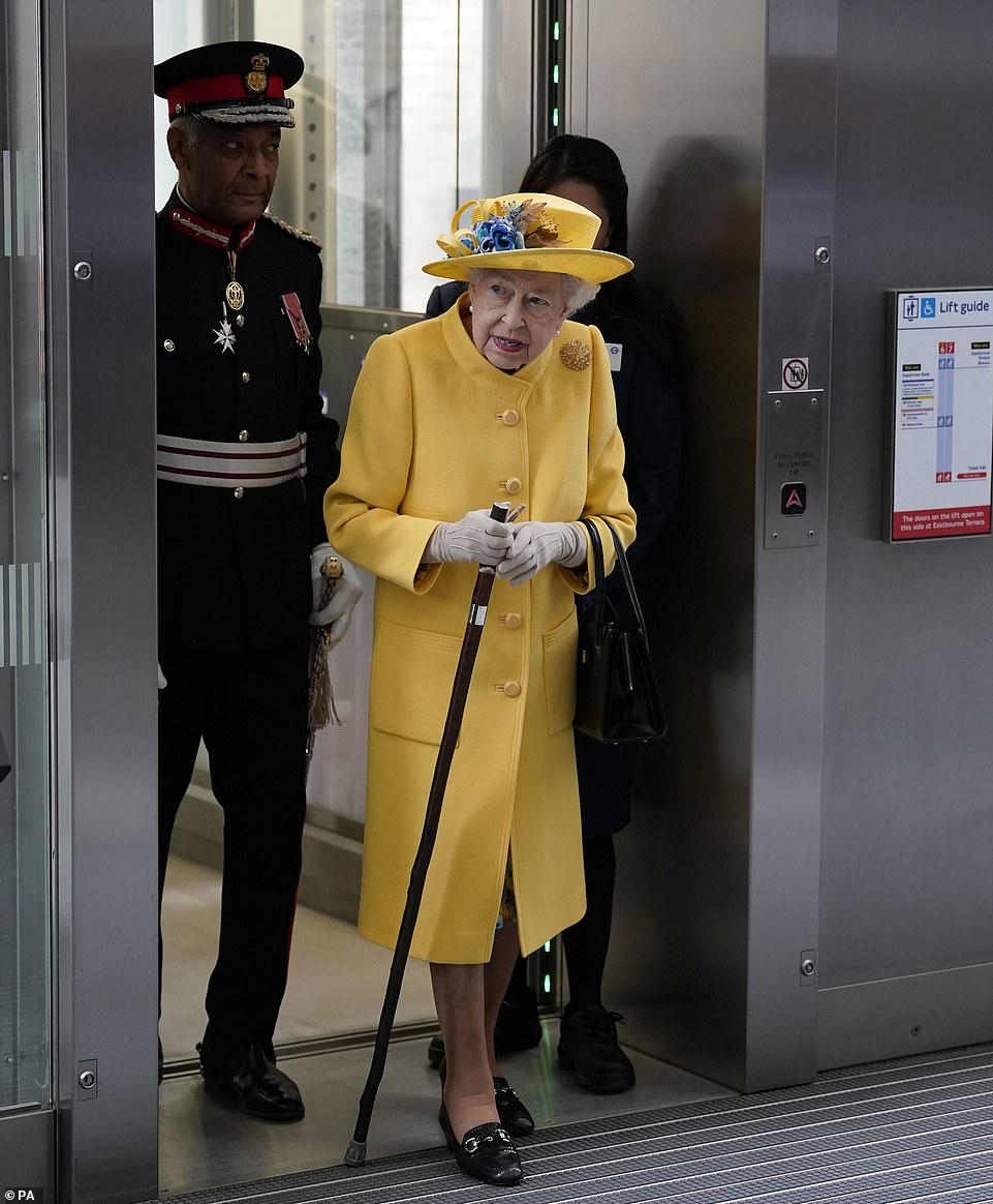57916707-10824699-Dressed_in_sunshine_yellow_the_Queen_arrived_at_11_32am_stepping-a-24_1652792994988.jpg