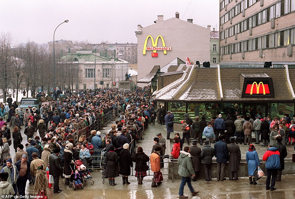 58976803-10908651-Thousands_of_Russians_thronged_to_the_Pushkinskaya_Square_restau-a-37_1655045493484.jpeg