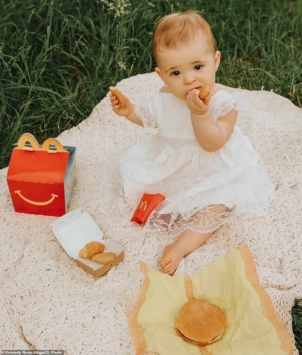 60221381-11009929-Mila_loved_her_first_happy_meal_so_much_that_when_the_photoshoot-a-6_1657726973181.jpg