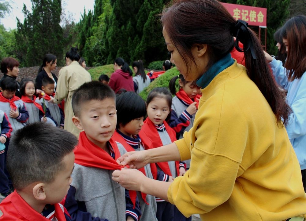 缅怀革命先烈，传承红色基因，赓续红色血脉——知源学校小学部少先队入队仪式成功举行