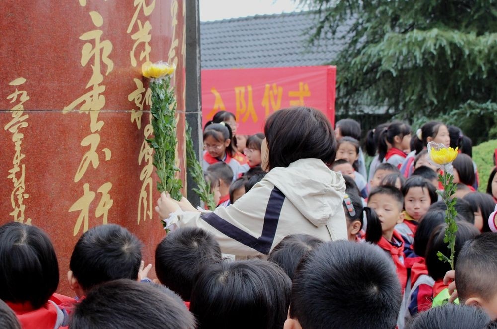 缅怀革命先烈，传承红色基因，赓续红色血脉——知源学校小学部少先队入队仪式成功举行