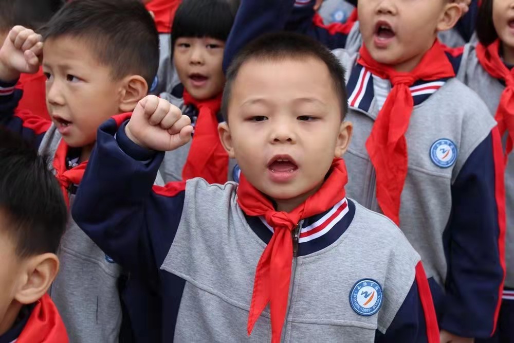 缅怀革命先烈，传承红色基因，赓续红色血脉——知源学校小学部少先队入队仪式成功举行