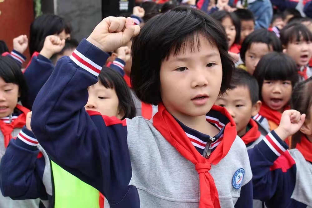 缅怀革命先烈，传承红色基因，赓续红色血脉——知源学校小学部少先队入队仪式成功举行