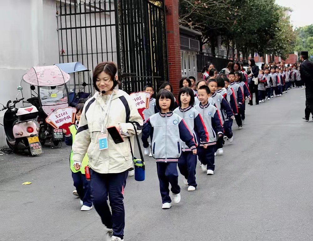 缅怀革命先烈，传承红色基因，赓续红色血脉——知源学校小学部少先队入队仪式成功举行