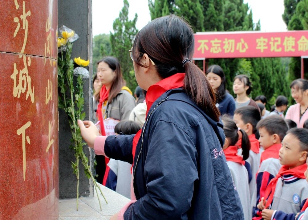 缅怀革命先烈，传承红色基因，赓续红色血脉——知源学校小学部少先队入队仪式成功举行