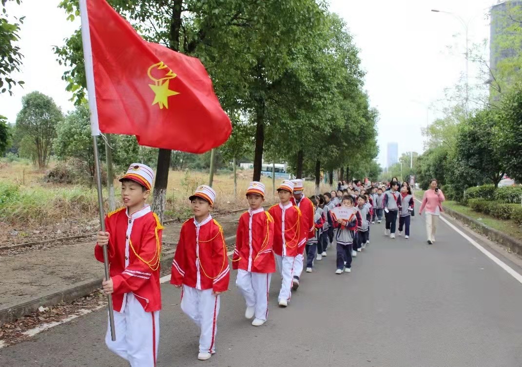 缅怀革命先烈，传承红色基因，赓续红色血脉——知源学校小学部少先队入队仪式成功举行