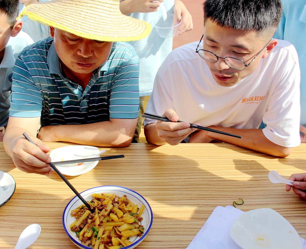 农场喜丰收，美食暖人心——知源学校第一届最美劳动者厨艺比赛欢乐上演