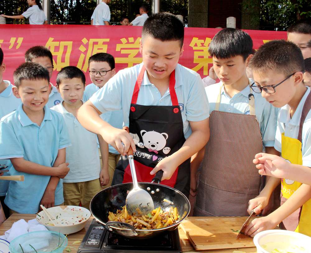 农场喜丰收，美食暖人心——知源学校第一届最美劳动者厨艺比赛欢乐上演