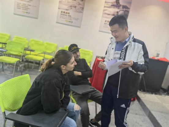 "Heart-warming translator" Helps Foreign Employees(图6)
